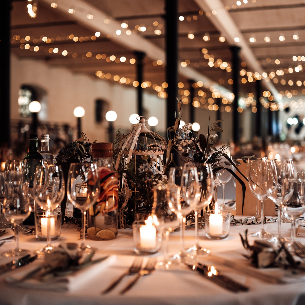 Foto einer Hochzeitslocation mit Tischen